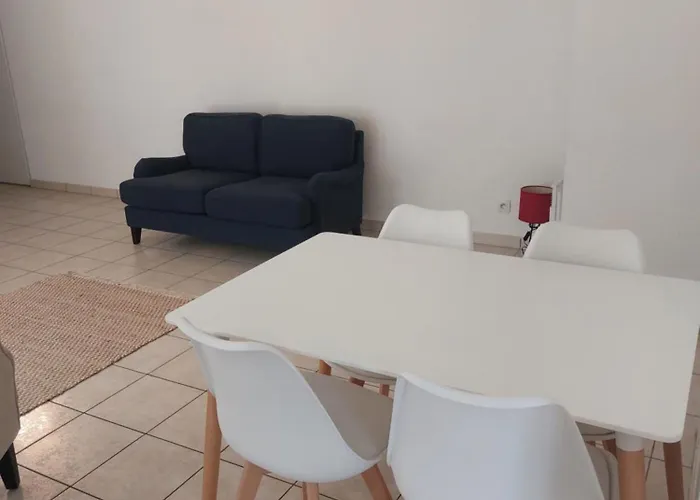 T3 Royal Plaza Center מנטון