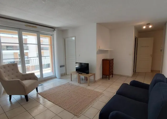 T3 Royal Plaza Center * מנטון