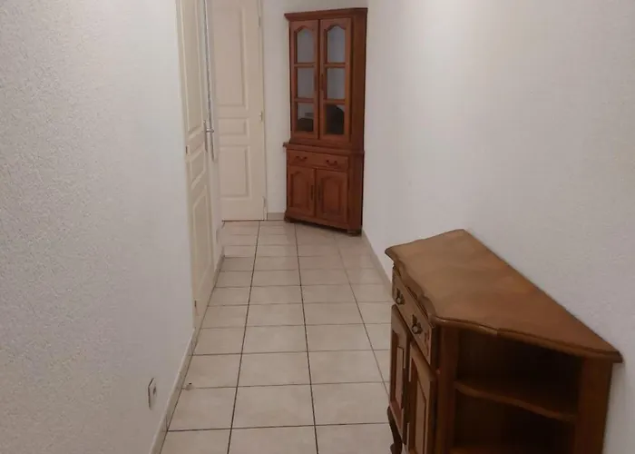 T3 Royal Plaza Center Апартаменти Мантон