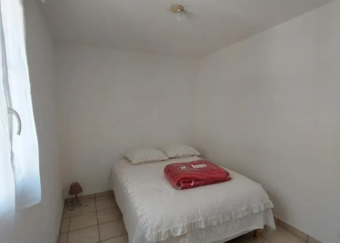 T3 Royal Plaza Center Апартаменти *